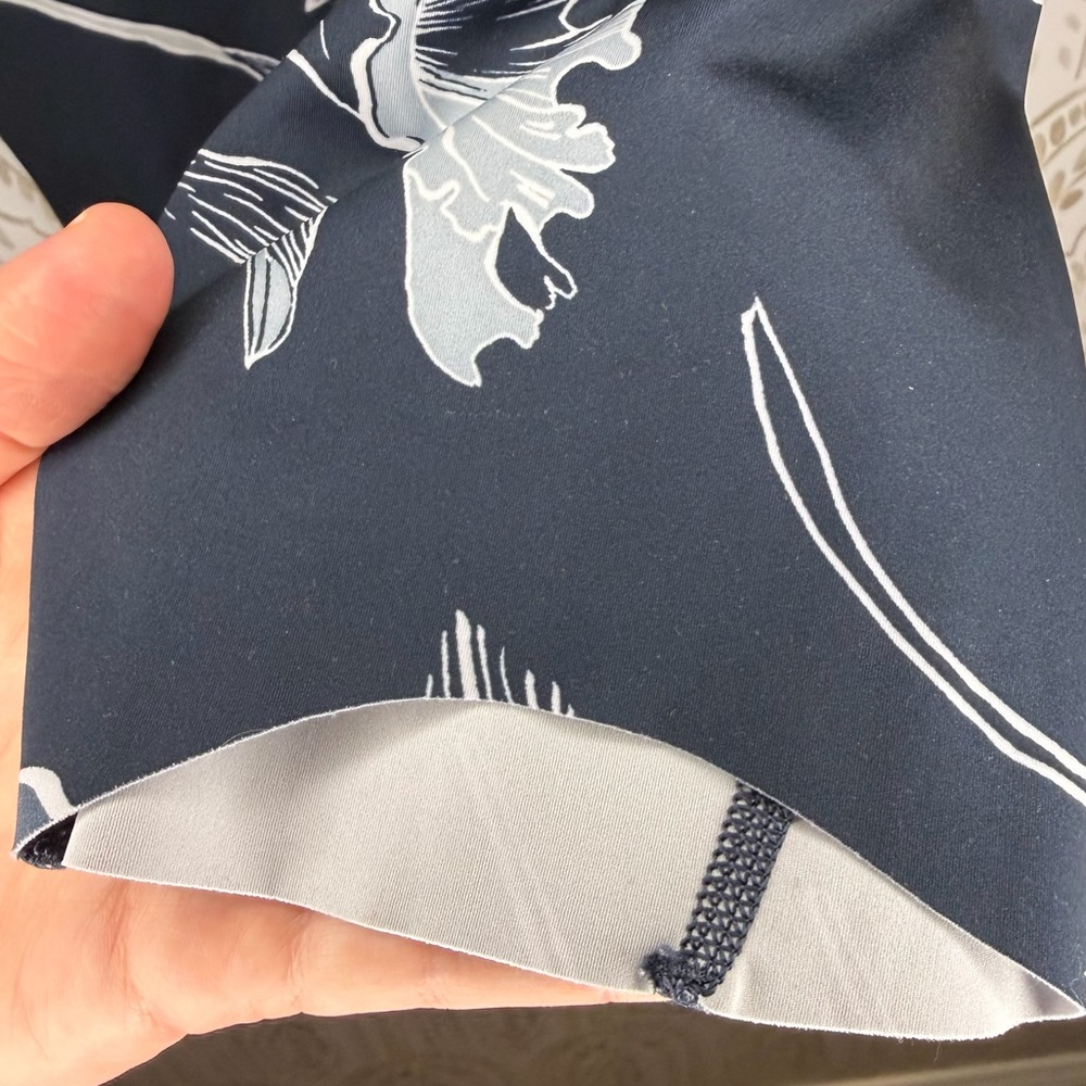 Athleta Sonic Capri Floral Print 7/8 Leggings Size Large Navy Blue High Rise - Picture 8 of 10